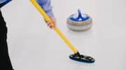 Mengapa pemain curling menyapu es selama permainan?