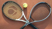 Mengapa senar raket tenis memengaruhi kontrol bola?
