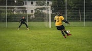 Mengapa titik penalti sepak bola berjarak 11 meter?