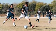 Mengapa pemain sepak bola menghindari menyentuh bola dengan tangan?