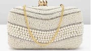 Lima gaya clutch manik-manik untuk pesta musim dingin India
