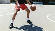 Mengapa pemain basket selalu menggiring bola?