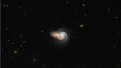 Teleskop Hubble potret dua galaksi tumpang-tindih: Nyatakah? Teleskop Hubble potret dua galaksi tumpang-tindih: Nyatakah?