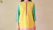 Gaya color-blocking untuk musim hujan India
