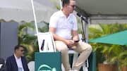 Mengapa wasit tenis menggunakan isyarat tangan?