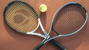 Mengapa raket tenis memiliki dua tali?