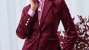 Lima cara memadukan blazer beludru untuk musim dingin India