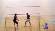Mengapa dinding lapangan squash terbuat dari kaca?