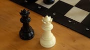 Mengapa bidak catur tradisional berwarna hitam dan putih?
