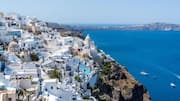 Kafe-Kafe di Tepi Tebing Santorini dengan Pemandangan Laut