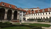 Taman Tersembunyi di Praha yang Romantis