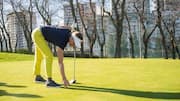 Mengapa celana pegolf berwarna cerah?
