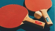 Mengapa permukaan karet bet tenis meja tidak rata?