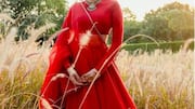 Menggabungkan lehenga dengan aksesori kontemporer