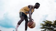 Mengapa pemain basket tidak menyentuh telapak saat menggiring bola?