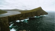Menjelajahi Pemandangan Tebing dan Desa di Kepulauan Faroe