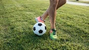 Mengapa bola sepak memiliki panel hitam dan putih?