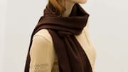 Gaya sempurna dengan syal warna bumi untuk musim semi