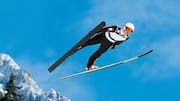 Cara pemain ski melompat jauh dengan sudut tubuh