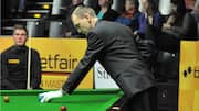 Mengapa wasit snooker memakai sarung tangan putih?