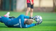 Mengapa kiper sepak bola memakai jersey berbeda?