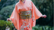 Menghidupkan kembali gaya kimono: Lima elemen modern yang menawan