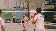 Mengapa lapangan bulu tangkis memiliki dua area servis untuk tunggal?