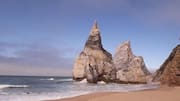 Pantai Tersembunyi di Portugal yang Layak Dikunjungi