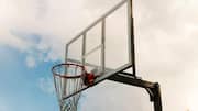 Sejarah di balik penemuan papan belakang bola basket