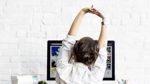 Sejumlah gerakan yoga yang bisa Anda lakukan di meja kerja Sejumlah gerakan yoga yang bisa Anda lakukan di meja kerja