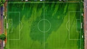Mengapa lapangan sepak bola kadang miring dari ujung ke ujung?