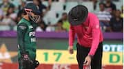 Mengapa wasit kriket mengangkat tangan untuk Wide?