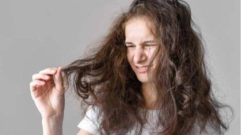 Frustasi dengan rambut kering? Coba trik ini untuk membatalkan kerusakan Frustasi dengan rambut kering? Coba trik ini untuk membatalkan kerusakan