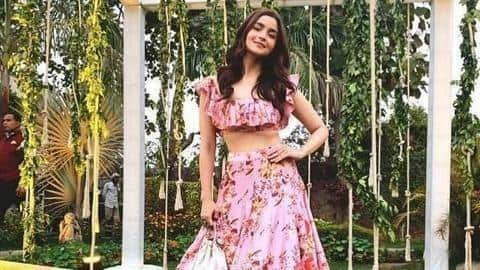 Crop-top 'Lehenga' dan gaun Saree adalah pilihan bagus untuk 'Mehendi'