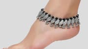 Gelang kaki tradisional menambah pesona musim panas