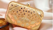 Pengrajin India membuat tas mewah untuk fashionista global