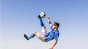 Tendangan sepeda: Gerakan akrobatik dalam sepak bola