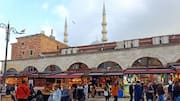 Menjelajahi Pasar-pasar Bersejarah Istanbul di Luar Tempat Wisata