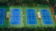 Mengapa lapangan tenis berwarna hijau dan biru?