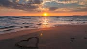 Menikmati Matahari Terbenam di Pantai Tersembunyi