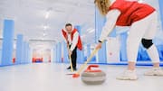 Mengapa curling menggunakan batu bukan bola?