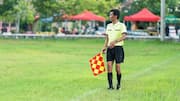 Mengapa asisten wasit sepak bola mengibarkan bendera secara diagonal?