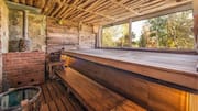 Pengalaman Sauna Ikonik di Hutan Finlandia
