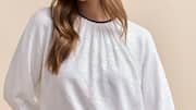 Lima cara baru memakai atasan dropped shoulder musim semi ini
