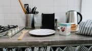 Mengatur alat dapur kecil dengan strip magnetik