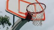 Mengapa jaring basket memiliki ujung yang kusut?