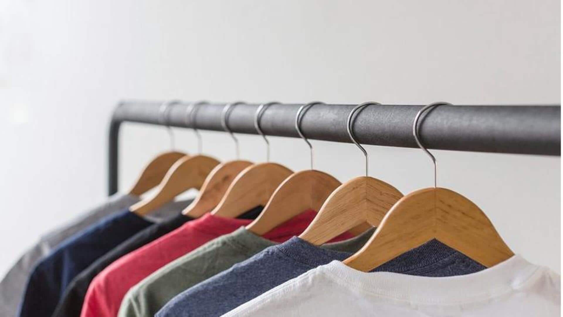 Maksimalkan penggunaan gantungan baju di rumah