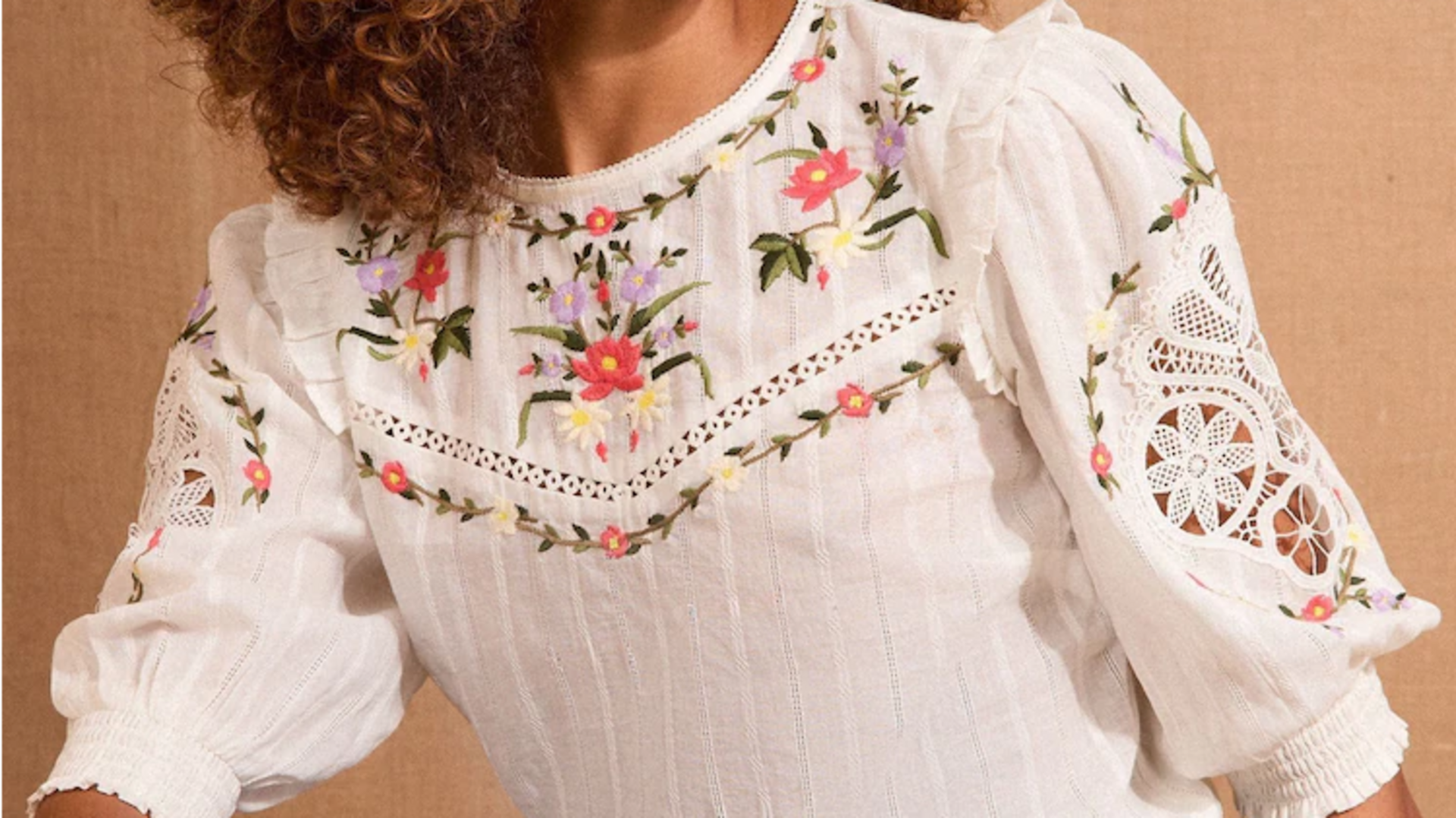 Blus bordir untuk acara meriah