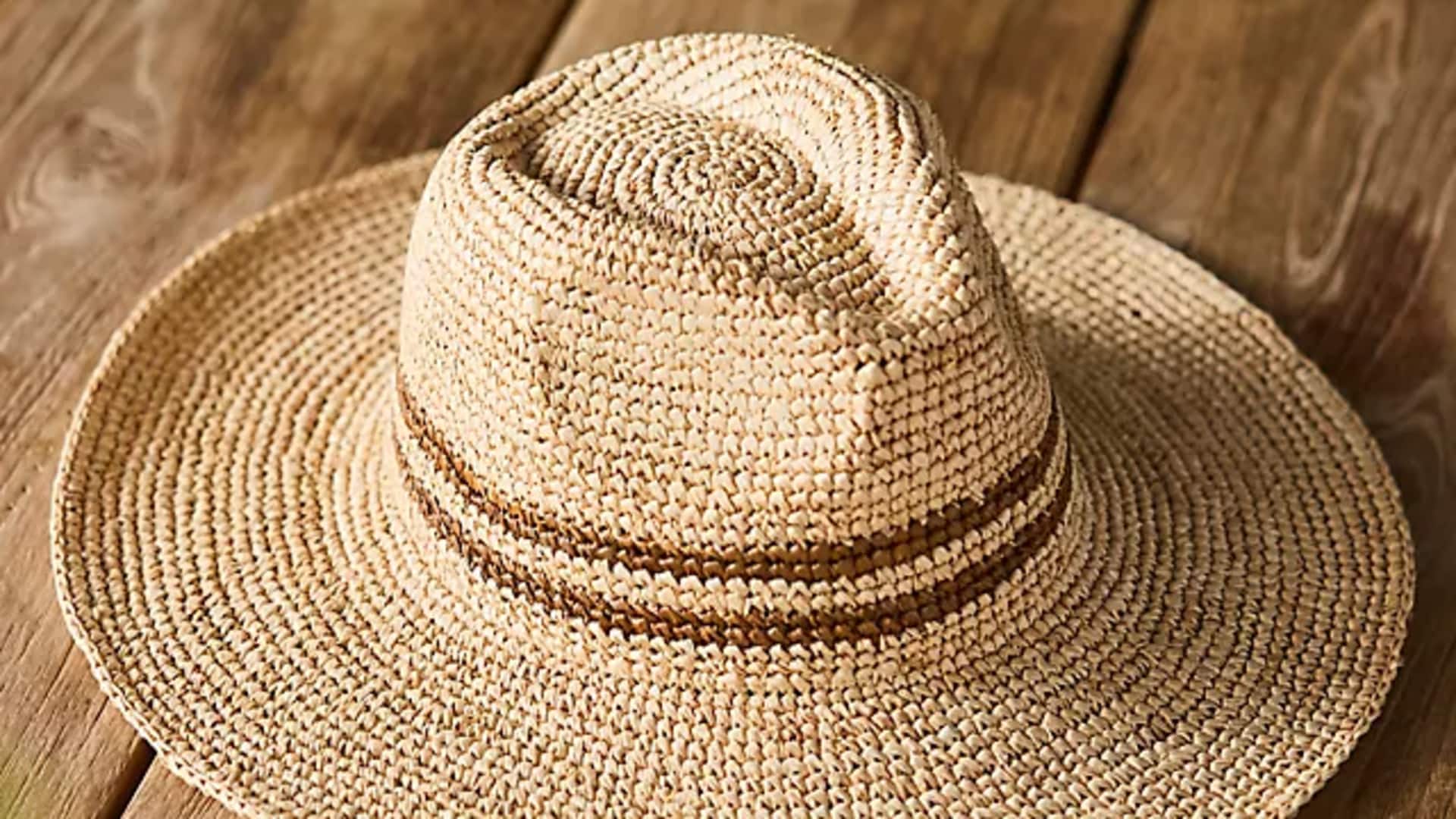 Topi raffia untuk musim semi: Lima gaya elegan menanti