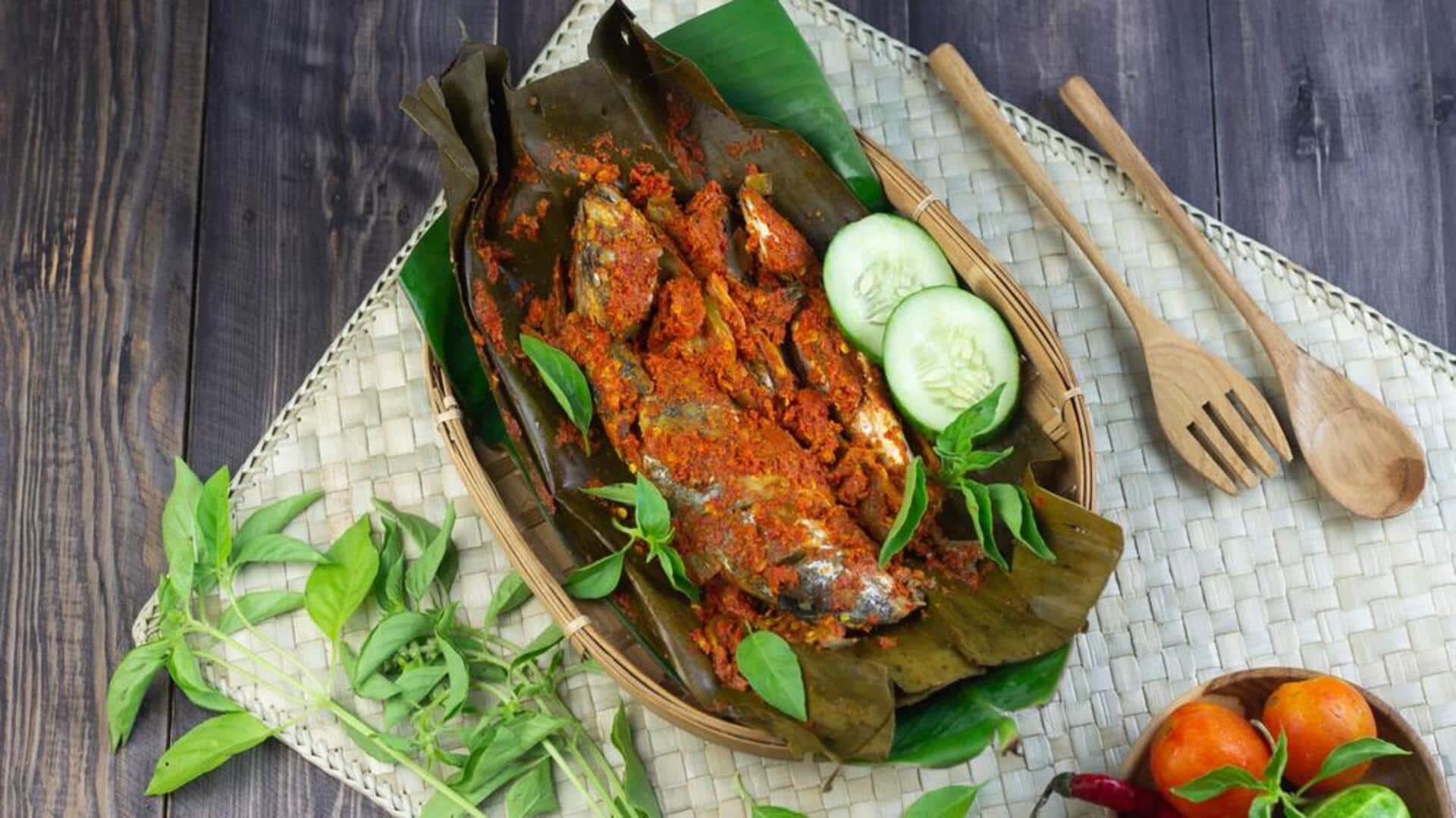 Menikmati Hidangan Khas Indonesia yang Dibungkus dengan Daun Pisang Menikmati Hidangan Khas Indonesia yang Dibungkus dengan Daun Pisang